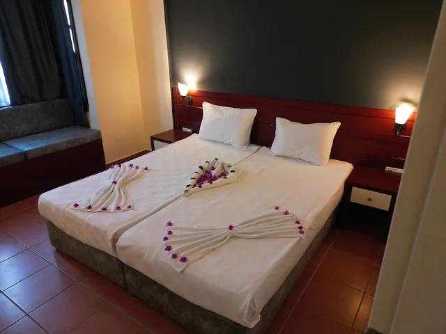 شقة بسريرين منفصلين بإطلالة على المسبح بغرفة نوم واحدة مع أريكة، Lemas Suite Hotel 2/10