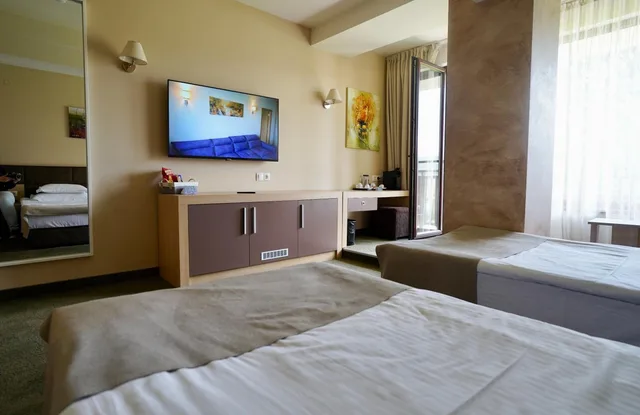 غرفة بسرير مزدوج أو سريرين منفصلين بشرفة، Spa Hotel Belchin Garden 6/10