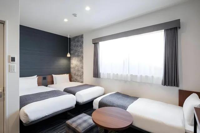 غرفة بثلاثة أسرّة مع سرير إضافي، M's Hotel Nijojo Oike 2/3