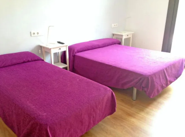 غرفة بسرير مزدوج وسرير فردي بغرفة نوم واحدة مع سرير إضافي بحمام خاص، Hostal Delfos 9/10