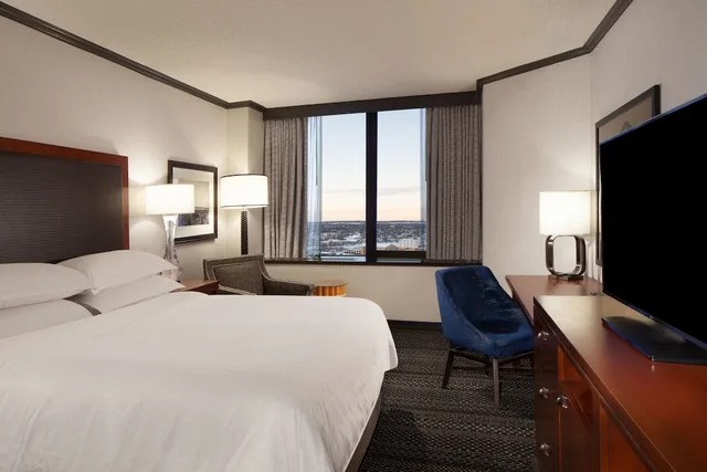 غرفة تقليدية بسرير كينج لذوي الإعاقة، Sheraton Anchorage Hotel 1/2