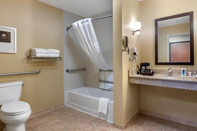 جناح بزنس بسرير كينج لذوي الإعاقة، Comfort Suites Urbana Champaign University Area 2/2