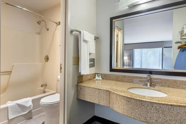 Room, King Bed, Accessible, Quality Inn Mount Airy Mayberry 6/7