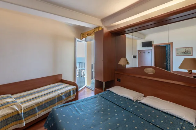 غرفة ثلاثية بإطلالة جزئية على البحر، HOTEL MONDIAL 1/3