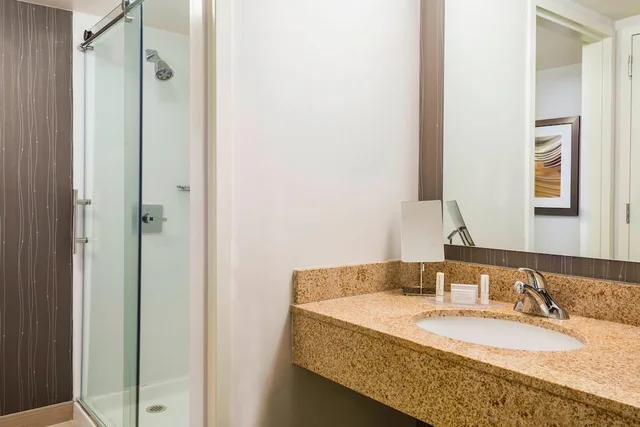 غرفة بسرير كينج مع أريكة، Courtyard By Marriott Knoxville Cedar Bluff 3/3
