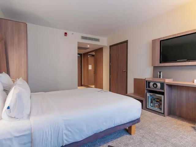 Superior, Queen Bed, Accessible, Novotel Istanbul Bosphorus Hotel 7/10