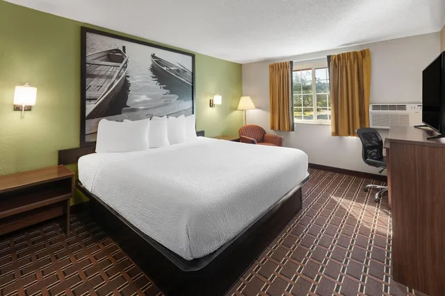 غرفة قياسية بسرير كينج، Super 8 by Wyndham Winona MN 8/10