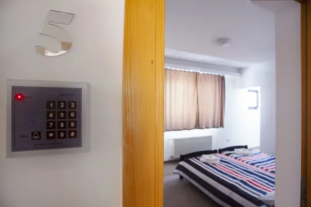 غرفة سوبيريور بسريرين منفصلين، London Rooms Zagreb Airport 3/7