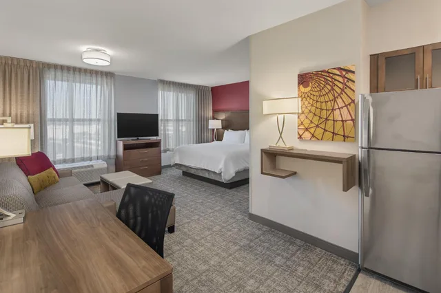غرفة بسرير كينج لذوي الإعاقة، Staybridge Suites Florence - Center 1/1