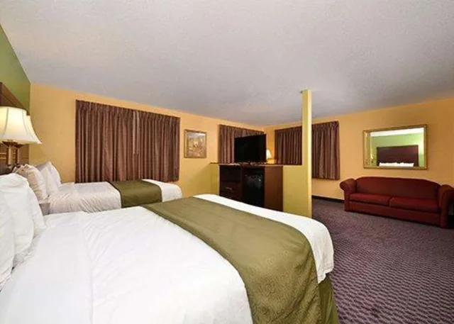 Room, 2 Queen Beds, Quality Inn & Suites Grinnell near University 1/2
