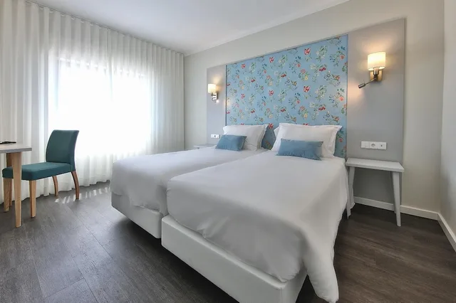 غرفة بريميوم ثلاثية بسريرين منفصلين، Aguahotels Alvor Jardim 2/3