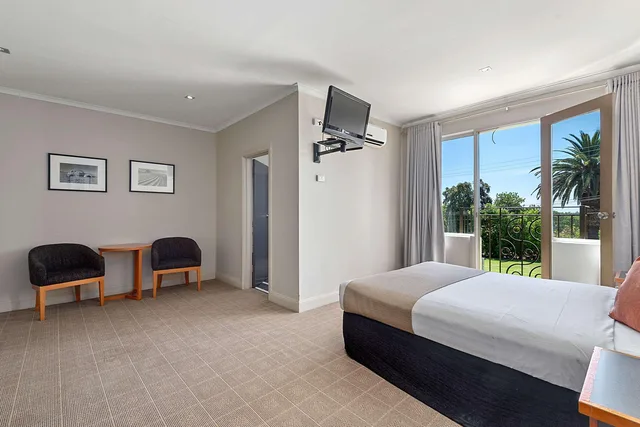 Upgrade, 1 Queen and 1 Single Bed، Quality Hotel Mildura Grand 1/3