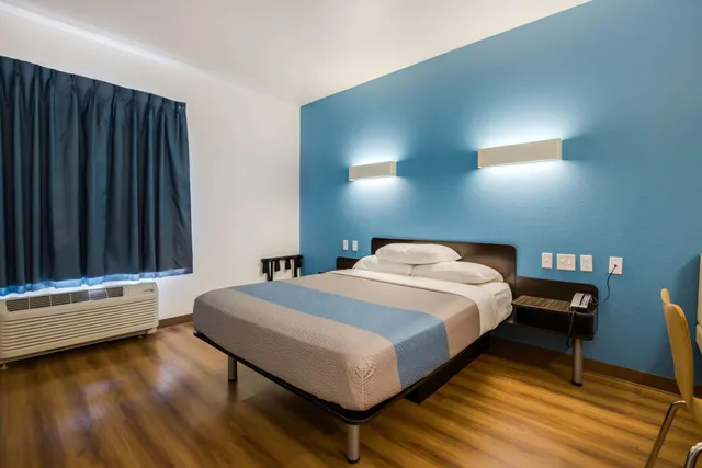1 Queen Bed - Mobil Acces Tub Nsmk Minifridg، Motel6 Poplar Bluff, MO 1/10