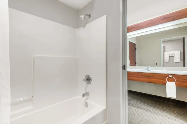 غرفة قياسية بسرير كينج، Days Inn by Wyndham Norton 4/4