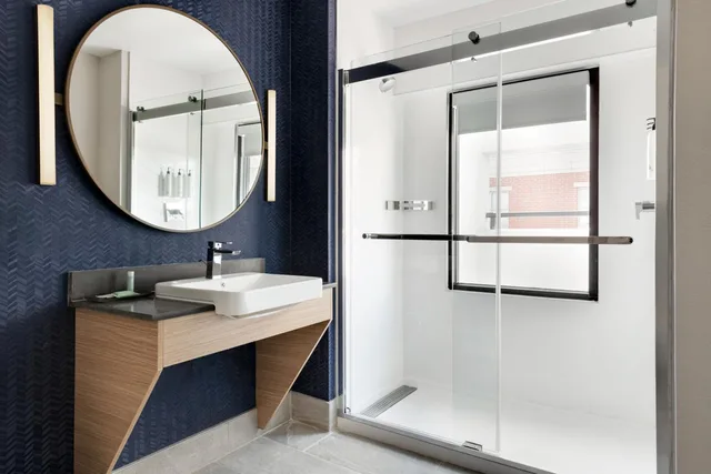 استوديو بسرير كينج بحوض استحمام لذوي الإعاقة، Comfort Inn Downtown Charleston 3/3