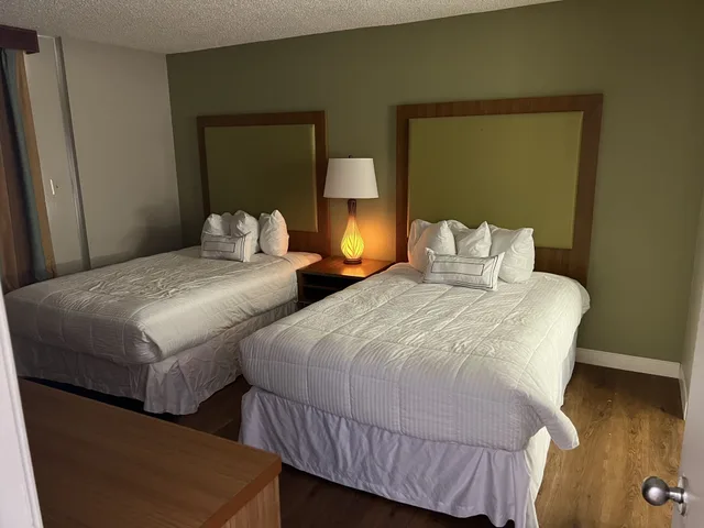 غرفة بسريرين مزدوجين لذوي الإعاقة، Baymont by Wyndham Odessa Highway 80 2/5