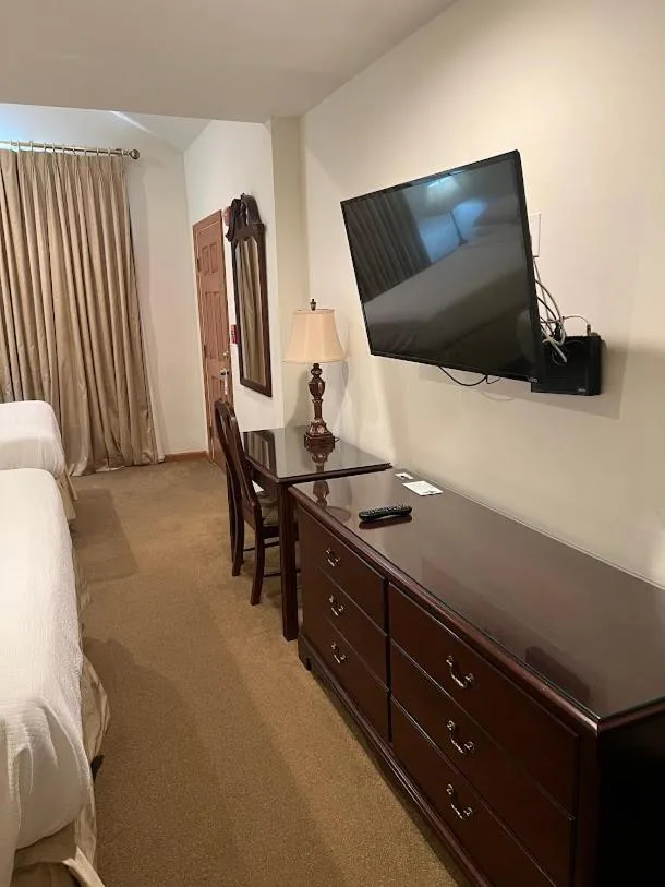 غرفة ديلوكس رباعية، Sutton Inn 2/4