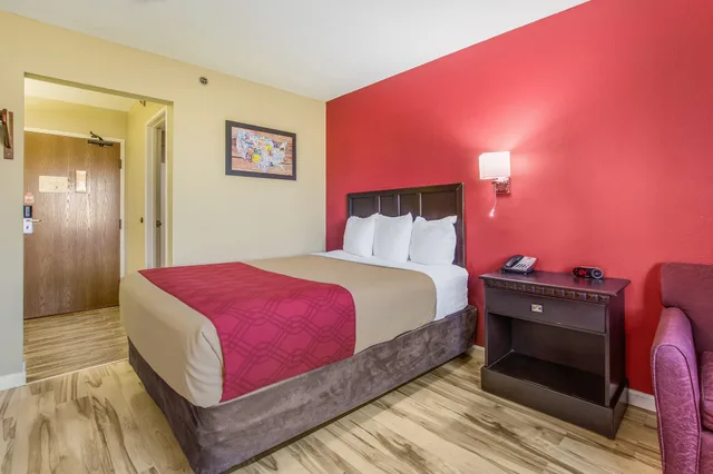 Standard, Queen Bed, Econo Lodge Shelbyville KY 2/4