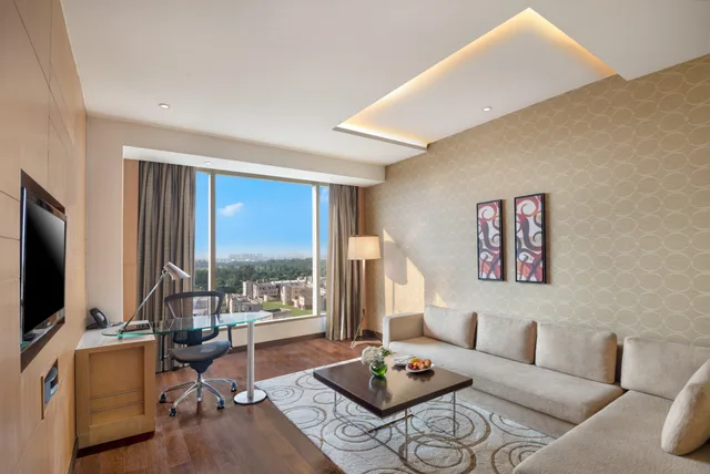 جناح بغرفة نوم واحدة مع دخول الصالة، CROWNE PLAZA GREATER NOIDA 2/3