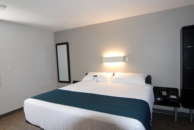 غرفة قياسية بسرير كينج بمطبخ صغير، Motel6 Saanichton, BC - Victoria Airport 6/10