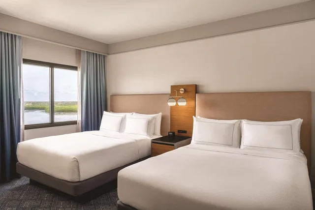 غرفة بسريرين كوين بإطلالة على المسبح، Doubletree By Hilton Tampa Rocky Point Waterfront 1/9
