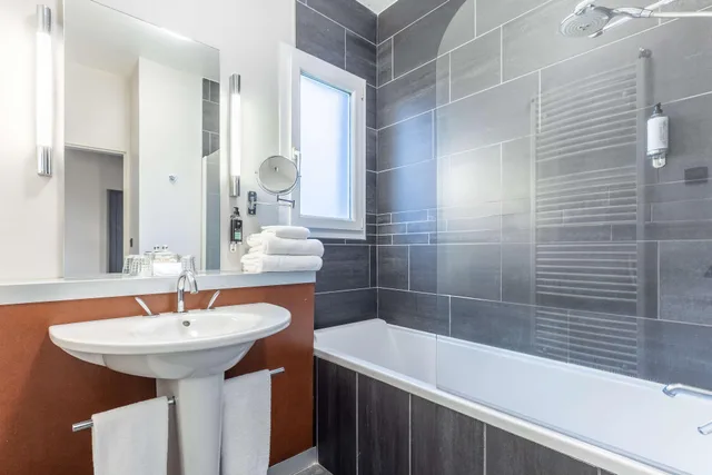 Standard, Queen Bed, Balcony or Terrace، Best Western Plus Hotel Gergovie 8/8