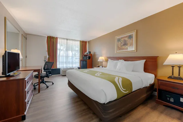 Room, King Bed, Pool Side، Quality Inn & Suites Conference Center 2/9