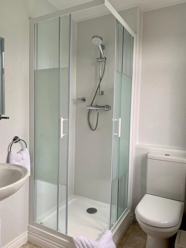 غرفة بسرير مزدوج بمطبخ صغير، Sarum Hotel 7/10