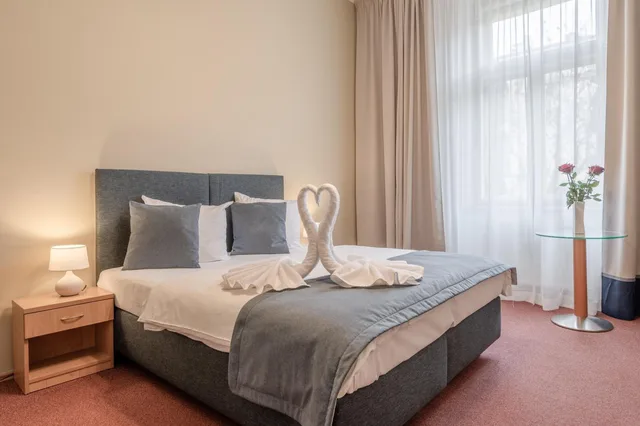 غرفة بسرير مزدوج أو سريرين منفصلين بحمام خاص، Brixen Prague 7/10