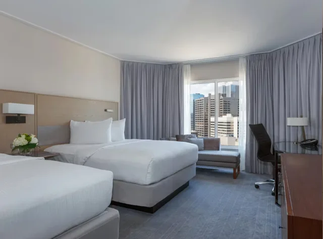 غرفة بريميوم بسرير كوين، INTERCONTINENTAL TORONTO CENTRE 1/5