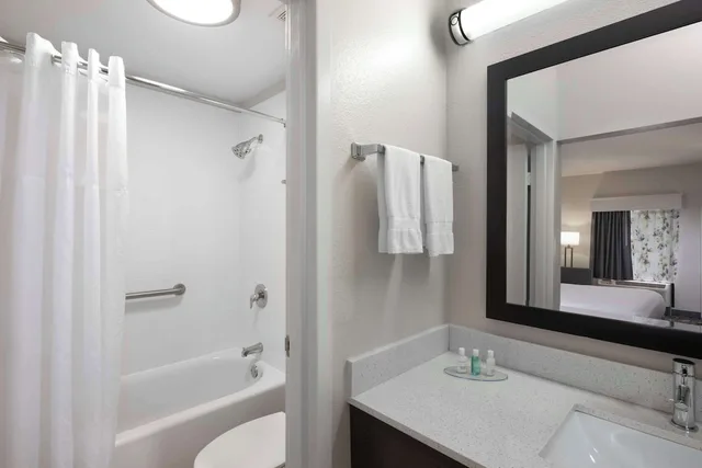 غرفة قياسية بسرير كينج، Clarion Pointe Biltmore Village 6/7