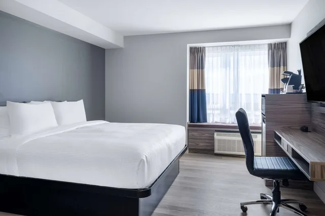 غرفة بسرير كينج، Microtel Inn & Suites by Wyndham Kanata Ottawa West 1/7