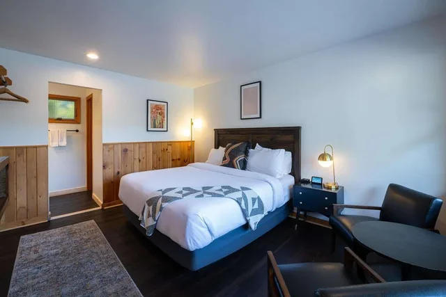 Deluxe, King Bed, The Town House Lodge 3/5