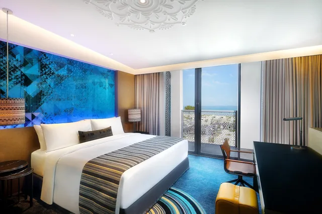 Superior, King Bed, Sea View, Balcony, Smoking, W Muscat 3/5