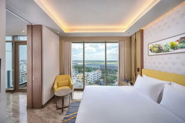 Room, King Bed, Runway View، Hyatt Place Dhaka Uttara 3/6