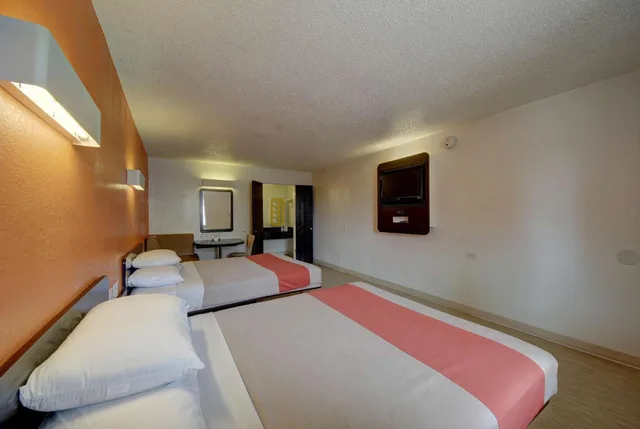 غرفة بسريرين كوين لذوي الإعاقة، Motel6 San Antonio, TX - Downtown - Market Square 5/10