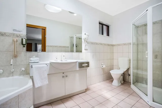 غرفة بسرير كينج بحوض جاكوزي، Comfort Inn May Park 4/4
