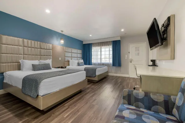 Family, 1 Double and 2 Queen Beds، Best Western Orange Plaza 2/6