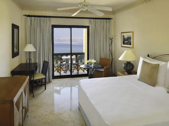 غرفة كلاسيكية بسرير كينج، Movenpick Resort and Spa Dead Sea 1/5