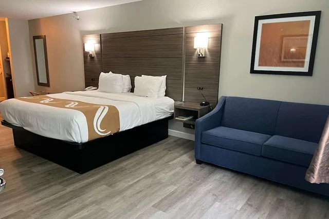غرفة قياسية بسرير كينج بحوض جاكوزي، Quality Inn & Suites Red Wing, MN 2/6