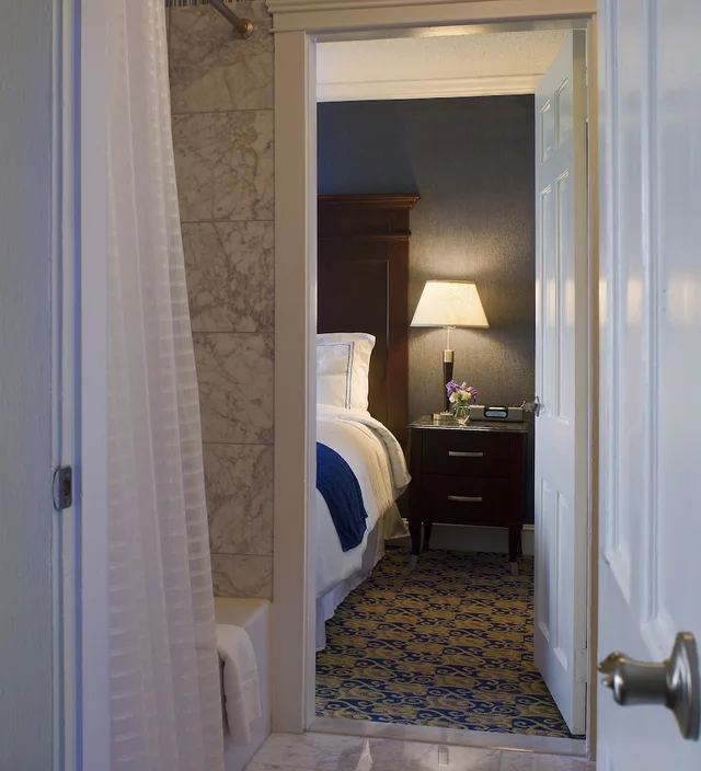 2 Bedrooms, 2 Queen Beds, Historic Wing، Newport Beach Hotel Suites 4/4