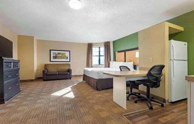 غرفة بسرير كينج بمطبخ لذوي الإعاقة، Studio 6 Corporate Extended Stay Rochester Henrietta NY 9/10