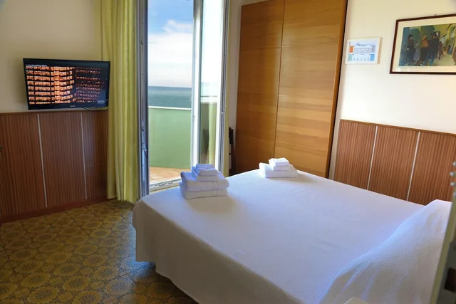 غرفة بسرير كوين بإطلالة على البحر بشرفة، Hotel Metropol 4/10