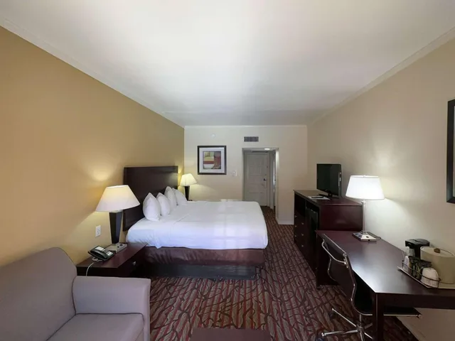 1 King Bed Mobility Accessible RI Shower Nsmk، Motel6 Dallas, TX - Downtown 6/10