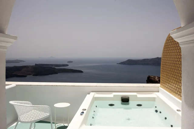 جناح بحوض جاكوزي، Andronikos Santorini 5/5
