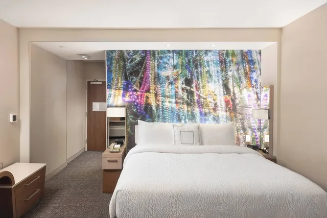 غرفة بسرير كينج مع أريكة، Courtyard By Marriott Baton Rouge Downtown 3/3