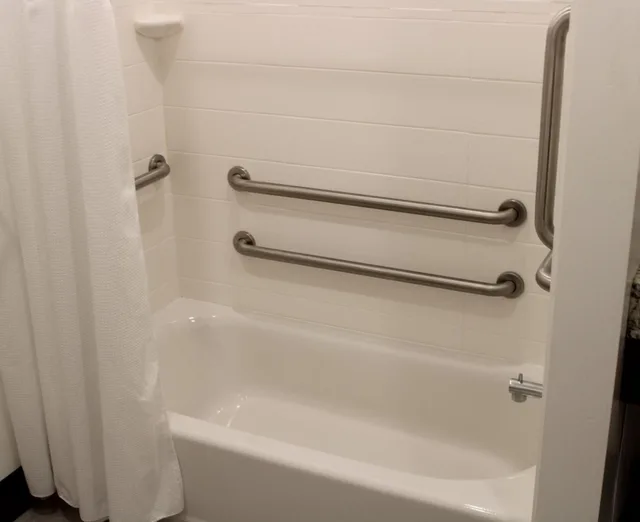 غرفة بسرير كينج بحوض استحمام لذوي الإعاقة، Best Western Plus Isanti 8/8