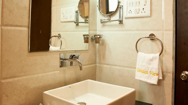 غرفة ديلوكس عائلية بأربعة أسرّة وسريرين كينج وسرير فردي، Hotel Golden View 3/5