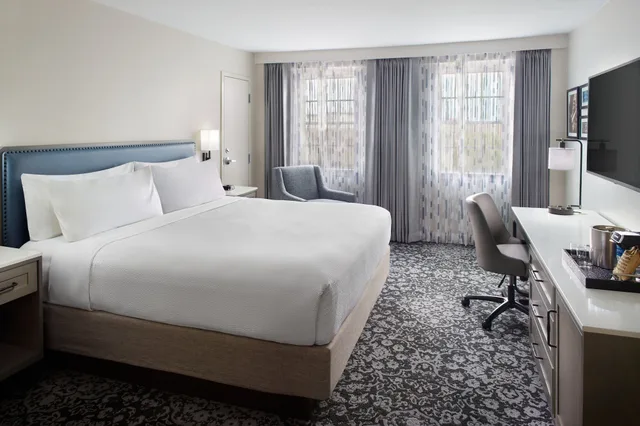 غرفة بسريرين مزدوجين بإطلالة على الفناء بشرفة، Four Points By Sheraton French Quarter 3/8