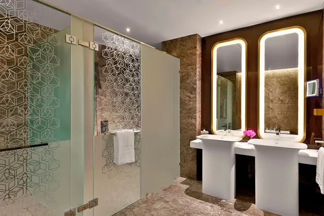 Diplomat, Suite, King Bed، Alrayyan Hotel Doha Curio Collection By Hilton 3/3